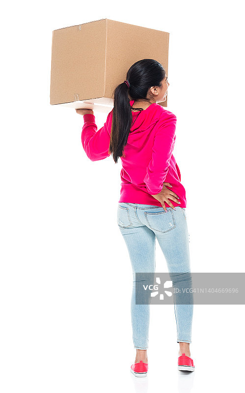 Z世代年轻女人，身穿帽衫，手拿纸板，白色背景图片素材