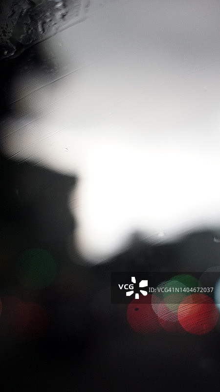 雨中虚化的车辆灯光图片素材