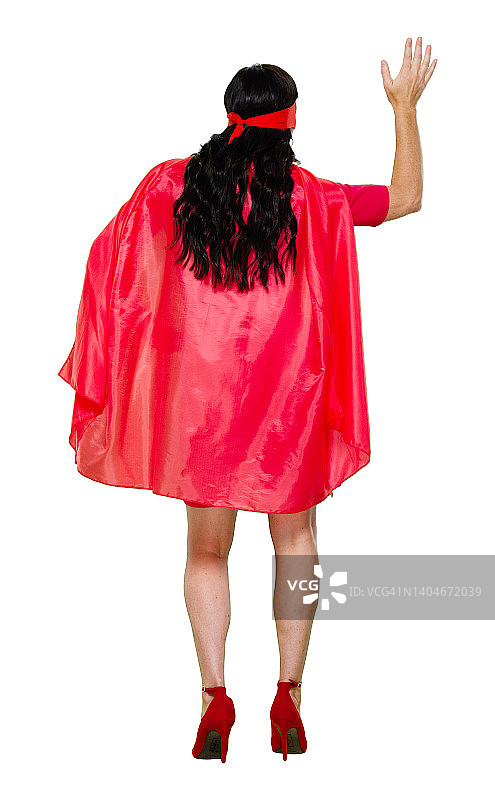 站在白色背景前，身穿斗篷的白人女超级英雄图片素材