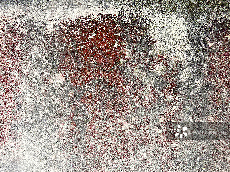 巴黎布满灰尘的混凝土墙上风化的红白油漆图片素材