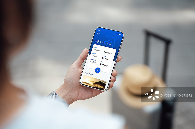 女性用智能手机预订机票的特写图片素材
