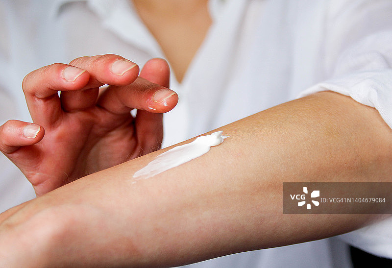 涂抹面霜图片素材