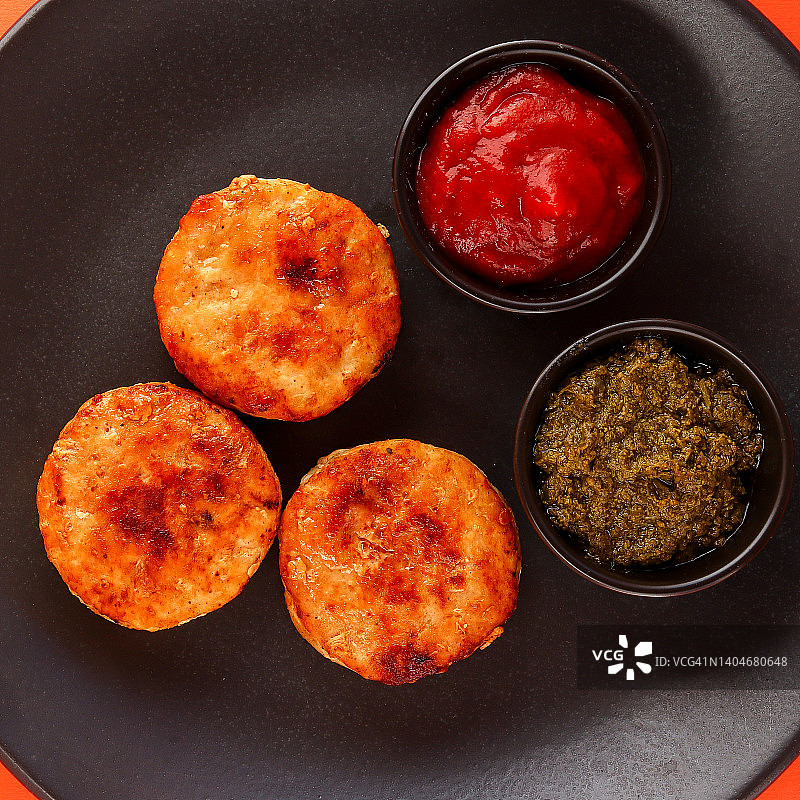 黑盘子里的炸肉排和酱汁肉丸图片素材