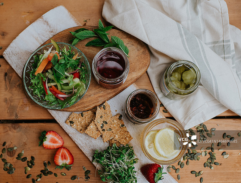 乡村木桌上美味健康的食物，配新鲜沙拉、水果和种子的俯视图像图片素材