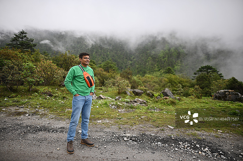 男子站立欣赏自然风光图片素材