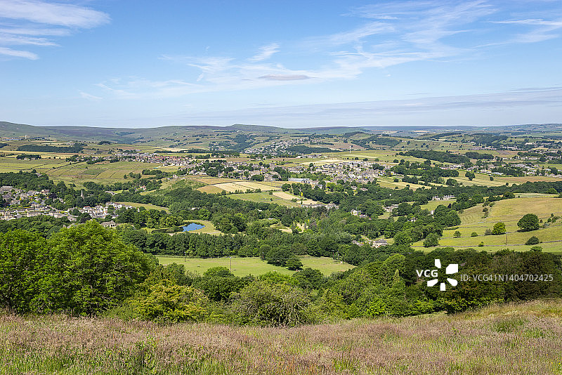 英格兰西约克郡霍尔姆弗斯周围的约克郡乡村图片素材