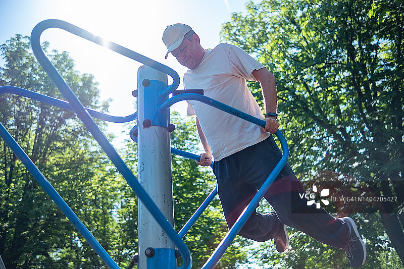男子在公园锻炼图片素材