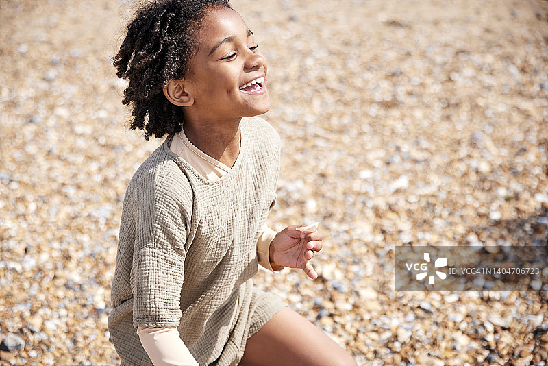 7岁男孩在海滩上享受家庭日图片素材
