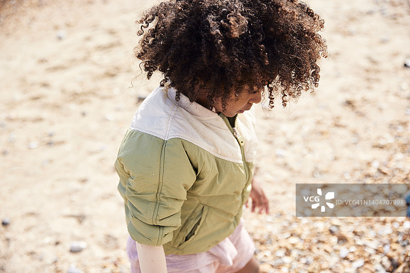 向下看着沙滩的男孩图片素材