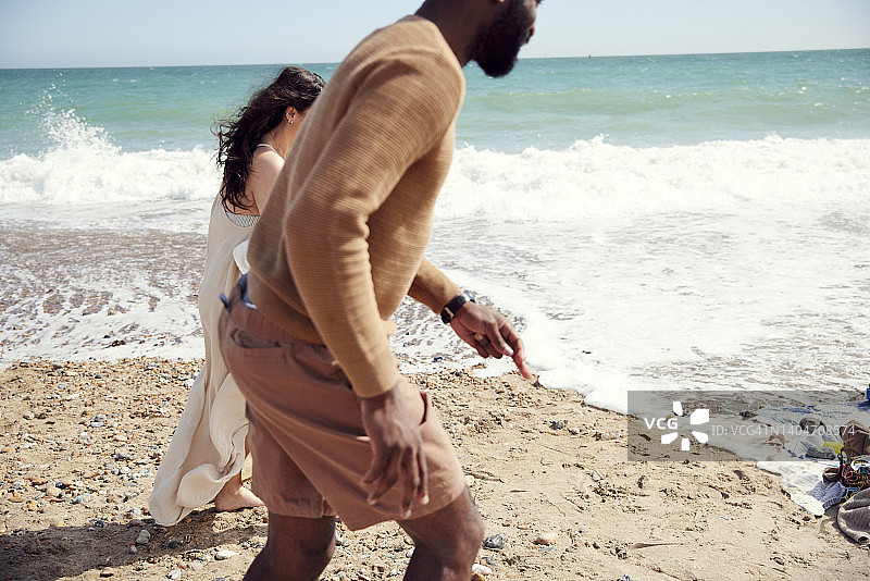 家庭日在淡季去海滩游玩图片素材