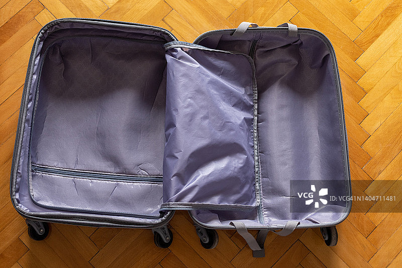 木地板上打开的空旅行包图片素材