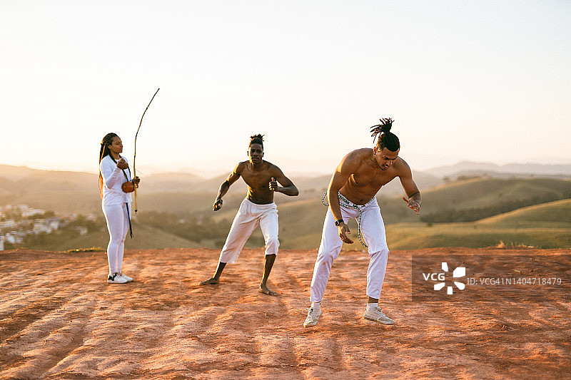 练习卡波耶拉的年轻人们图片素材