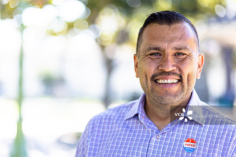 带有已投票贴纸的墨西哥男人图片素材