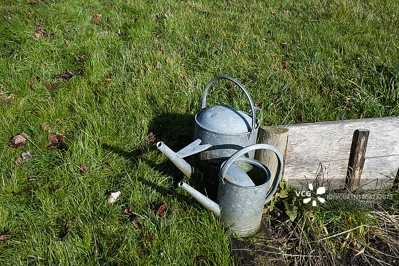 两个老旧的金属洒水壶图片素材