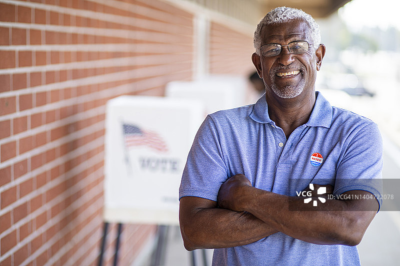 年长的黑人男人与投票贴纸图片素材