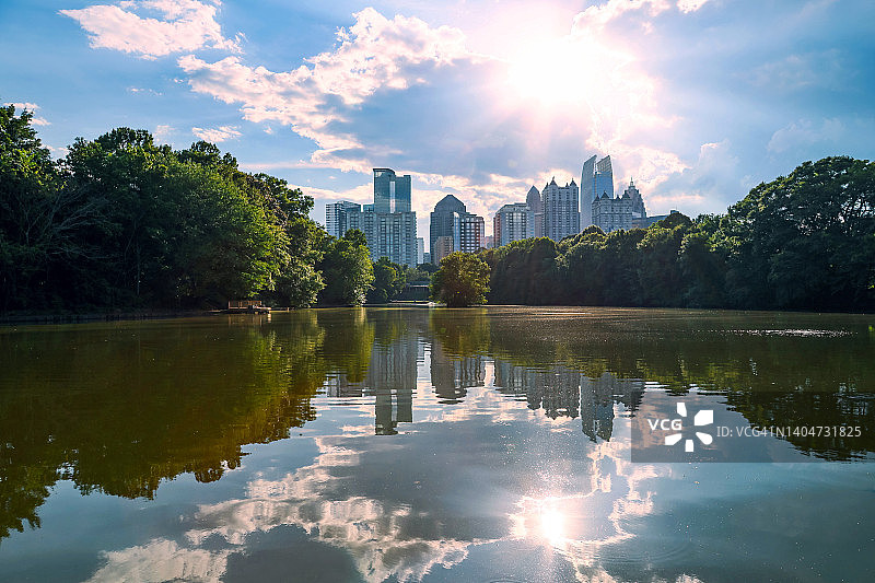 阳光照耀下的亚特兰大城市天际线图片素材