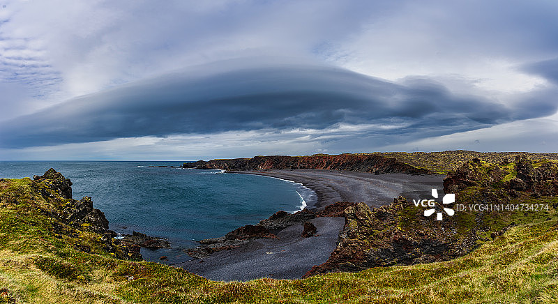 迪尤帕隆桑德是位于冰岛西部斯奈山半岛上的一个拱形海湾，拥有黑色悬崖和黑沙图片素材