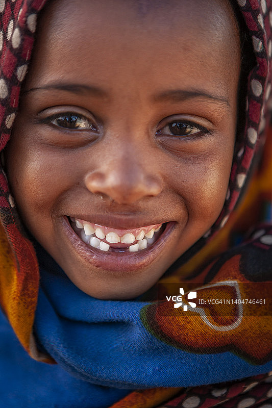 来自非洲埃塞俄比亚博拉纳的快乐小女孩肖像图片素材