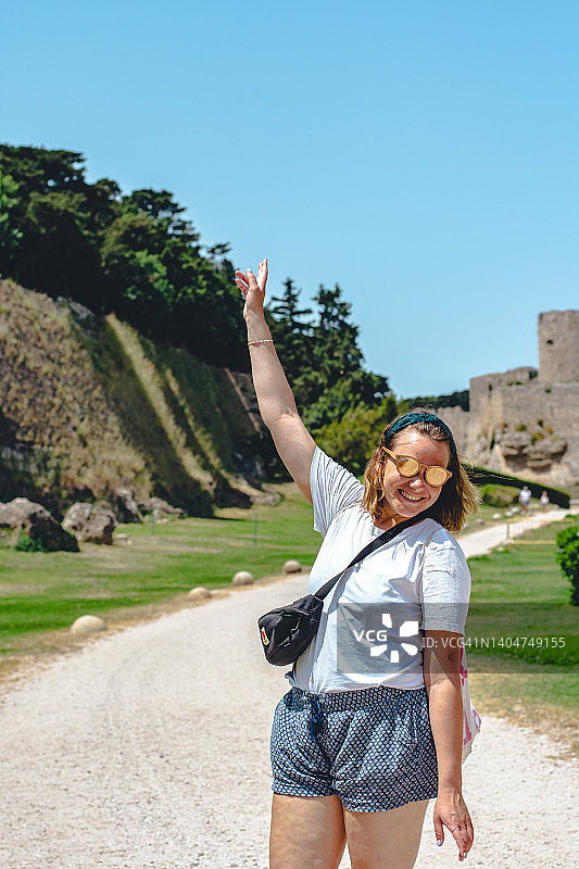 游客漫步在罗德镇的防御工事周围图片素材