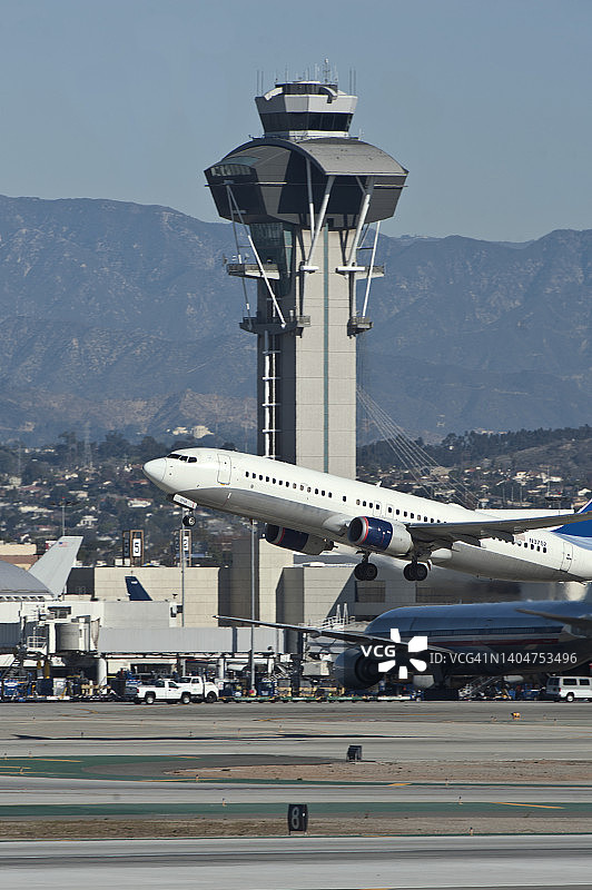 机场控制塔和波音737飞机图片素材