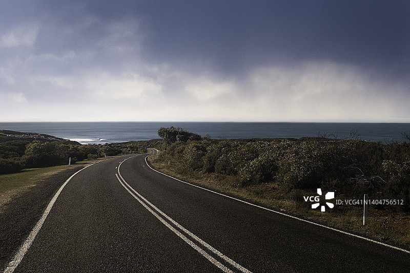 阴天下的蜿蜒道路图片素材