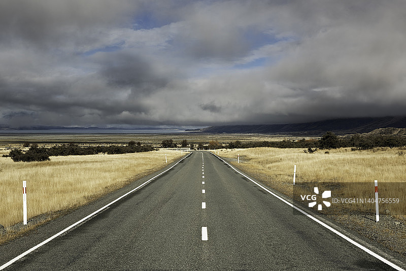 通往蒂卡波湖的笔直公路图片素材