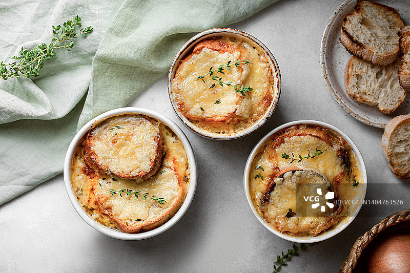 法式洋葱汤配奶酪和面包（俯视）图片素材