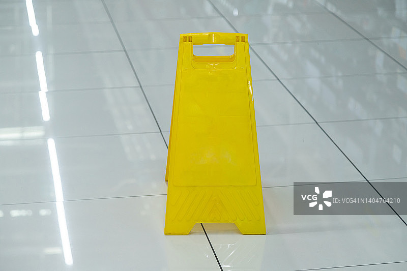 小心地滑警示牌图片素材