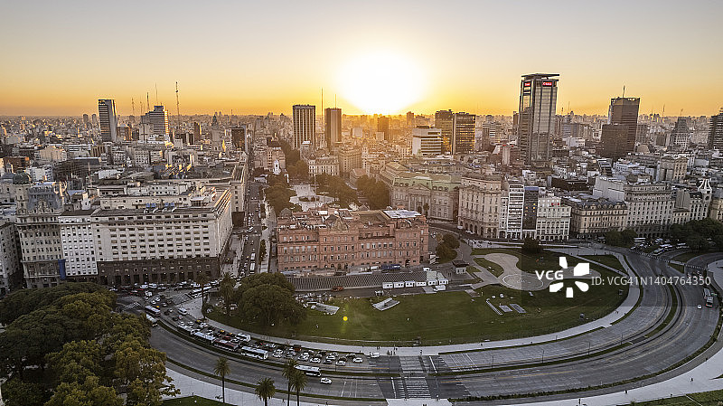 黎明时分的科隆公园和玫瑰宫建筑群图片素材