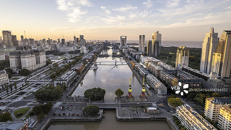 马德罗港和商业建筑的黎明图片素材