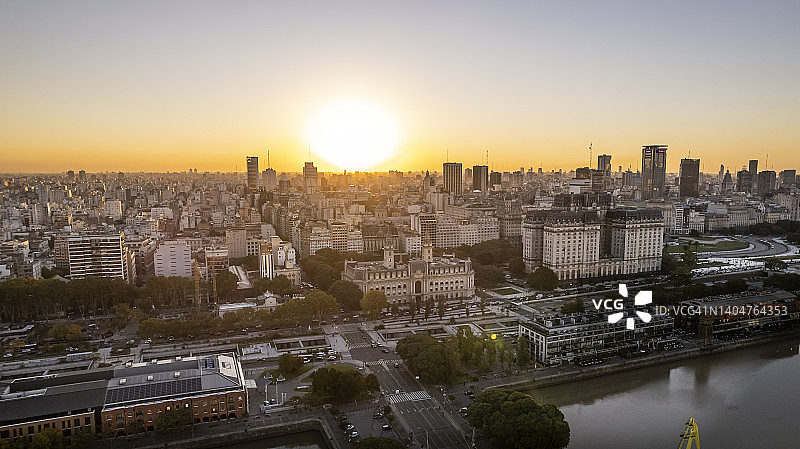 黎明时分阿根廷马德罗港附近的建筑图片素材
