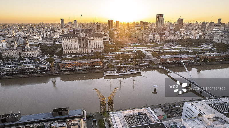 黎明时分阿根廷马德罗港附近的建筑图片素材