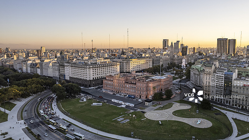 黎明时分的科隆公园和玫瑰宫建筑群图片素材