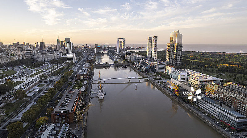 马德罗港和商业建筑的黎明图片素材