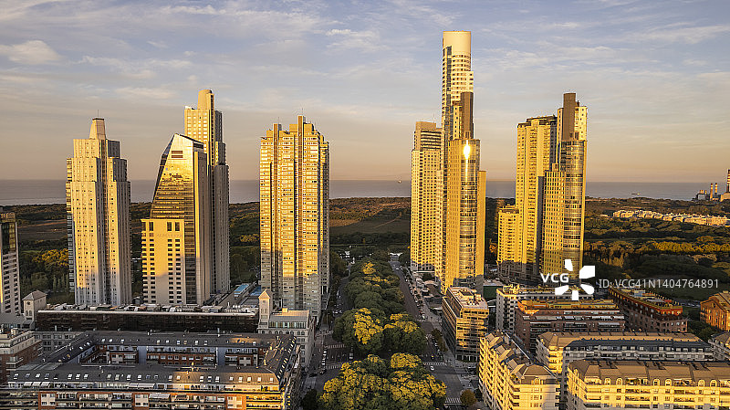 马德罗港和商业建筑的黎明图片素材