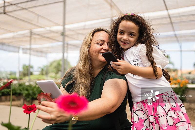 花卉温室里的母女图片素材