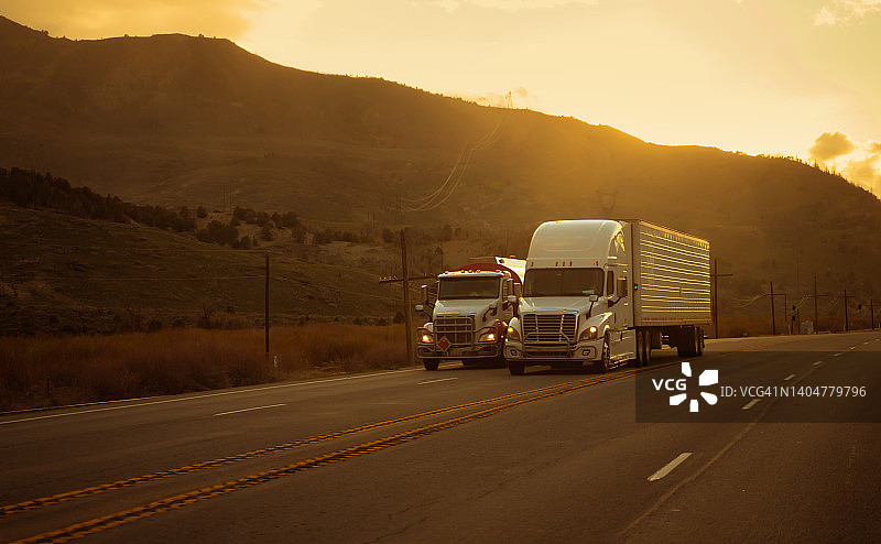 运输商业货物的卡车图片素材