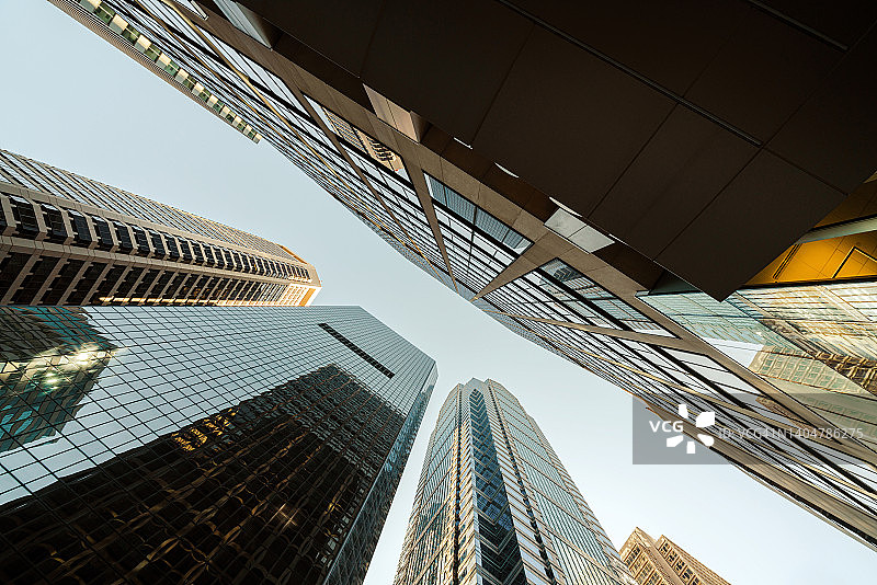 仰视角度拍摄的费城城市摩天大楼图片素材