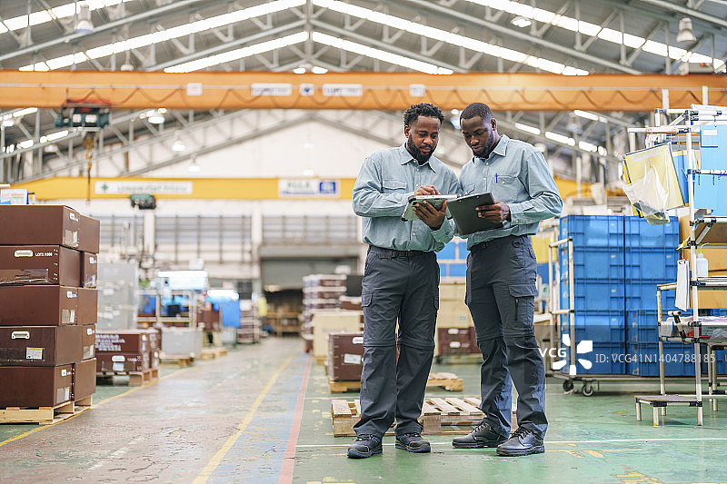 在工厂一起工作的非洲男技术员图片素材