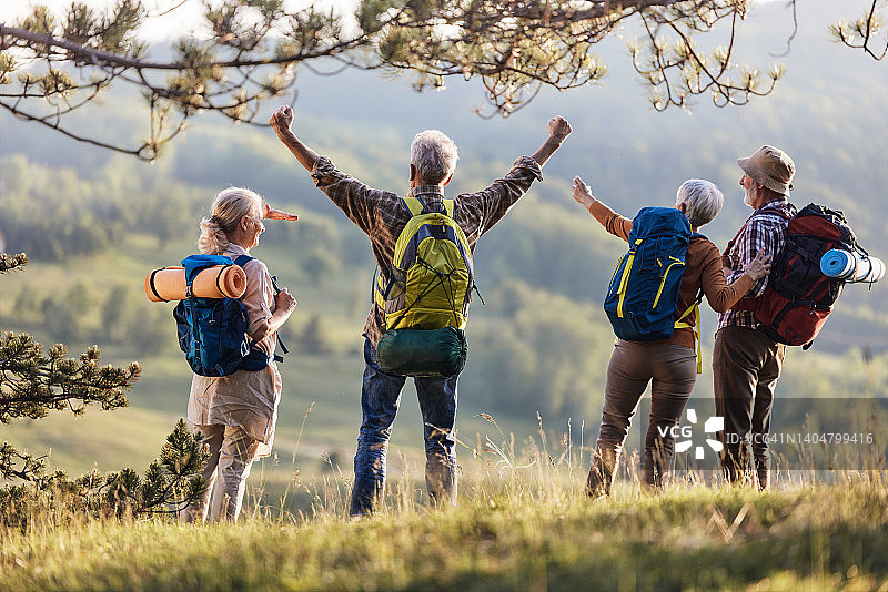 山上的老年背包客团队图片素材