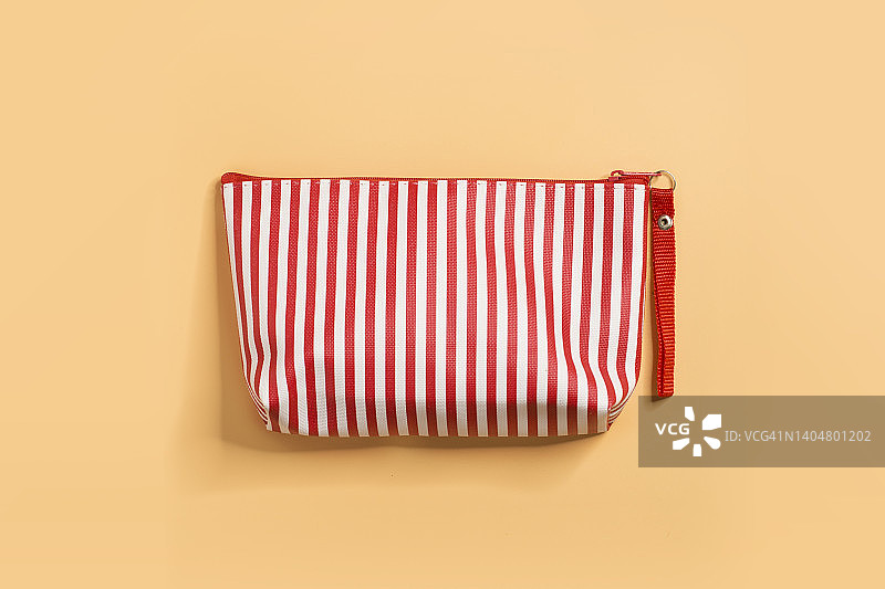 彩色背景上的扁平风格化妆包图片素材