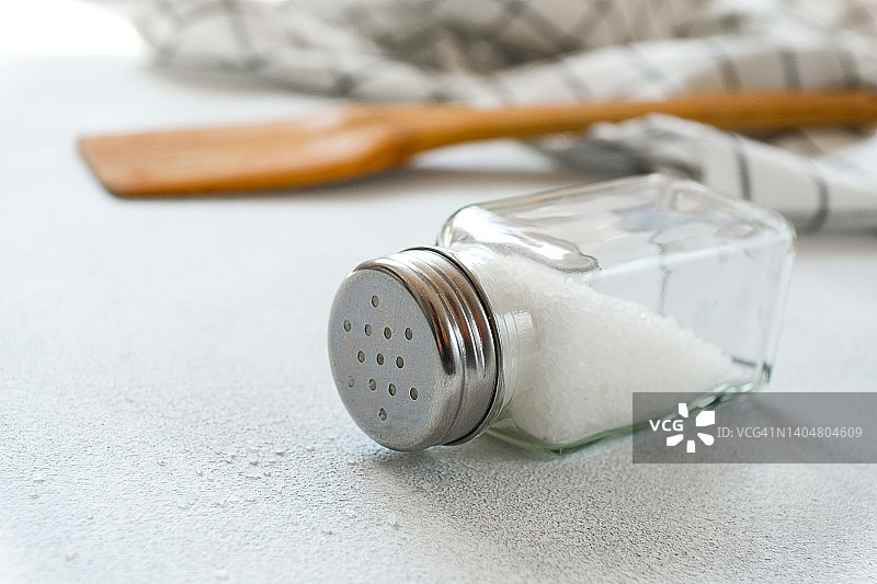 干净的木制锅铲、厨房用巾和调味罐：餐厅、咖啡馆及家庭厨房烹饪理念图片素材