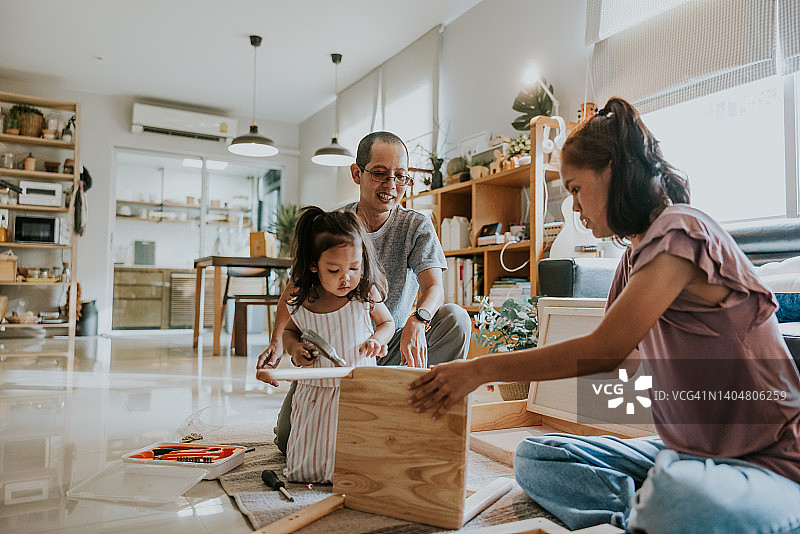 安装和建造木椅的小机械师女孩图片素材