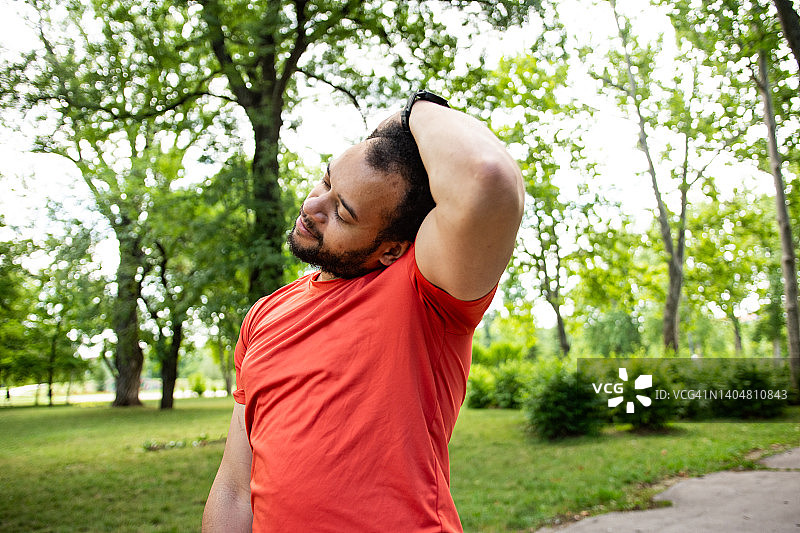 正在做伸展运动的年轻健壮男人图片素材