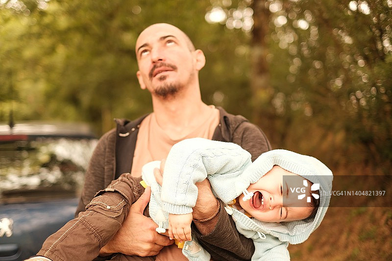 爸爸搞笑生气，孩子哭泣图片素材