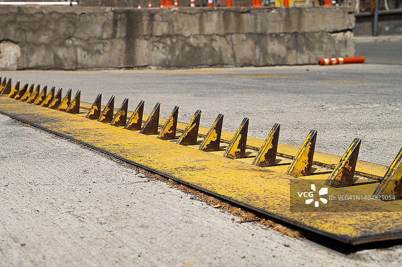 道路上的带刺路障：车辆单向行驶控制装置图片素材