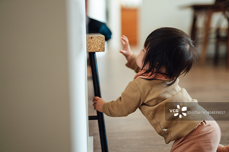 宝宝学站立图片素材