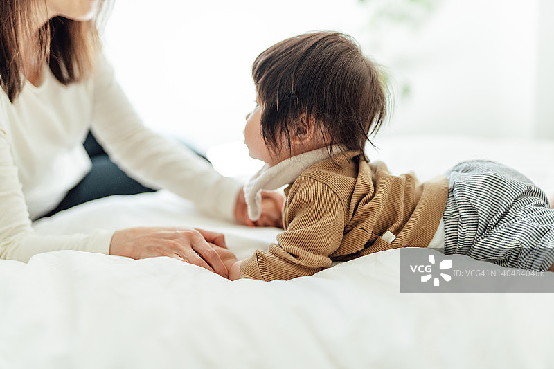 母亲和婴儿在睡前培养感情图片素材