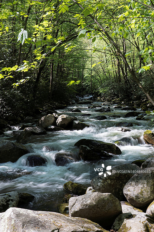 倾泻而下的溪流图片素材