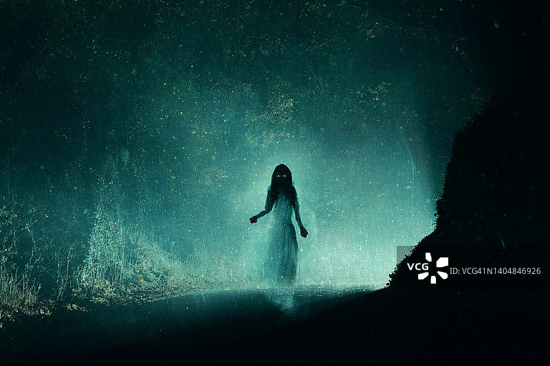 雾蒙蒙冬夜乡村公路上的幽灵女子超自然概念图片素材